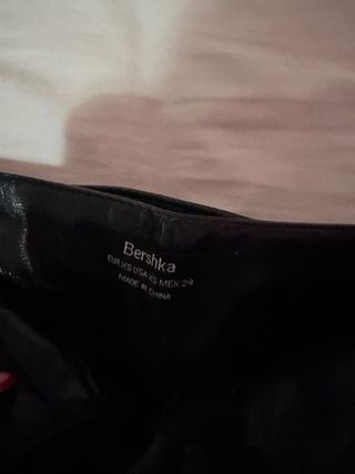 Falda charol negra con cinturón y cremalleras