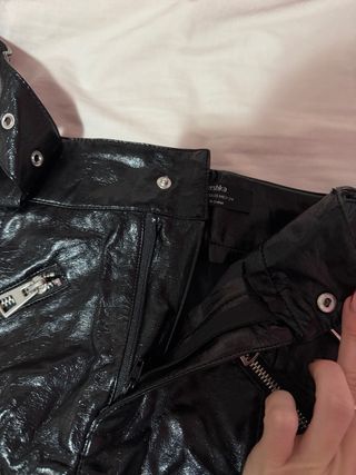 Falda charol negra con cinturón y cremalleras