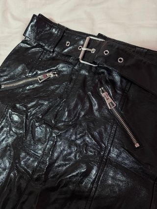 Falda charol negra con cinturón y cremalleras