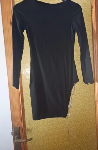 Vestido negro manga larga cadena lateral