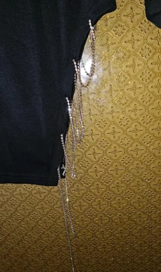 Vestido negro manga larga cadena lateral