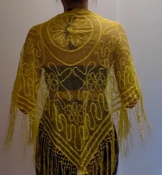 Chal amarillo de encaje con flecos