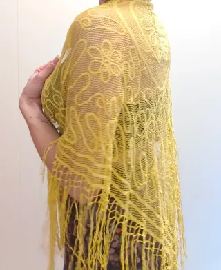 Chal amarillo de encaje con flecos