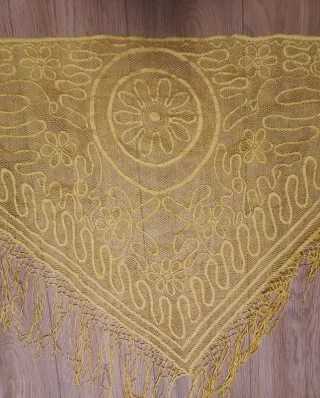 Chal amarillo de encaje con flecos