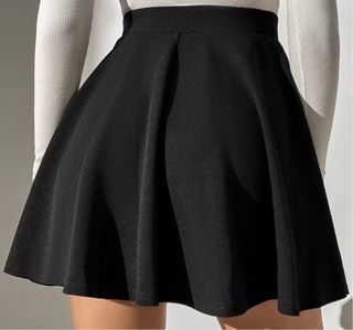 Falda negra corta