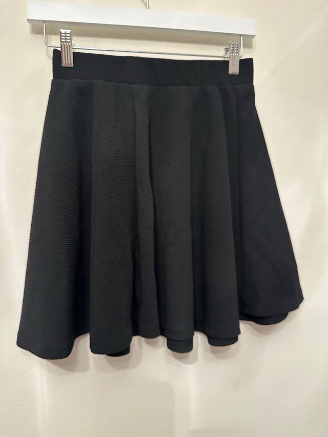 Falda negra corta