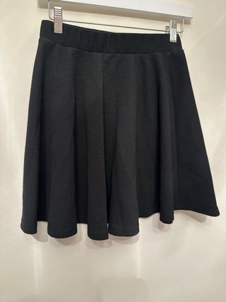 Falda negra corta