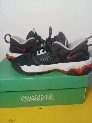 Zapatillas Nike Negras y Rojas