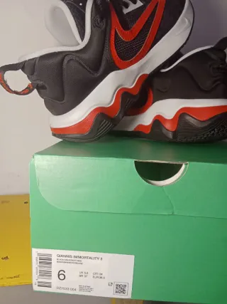 Zapatillas Nike Negras y Rojas