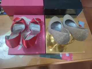 Zapatos de tacón dorados y rojos