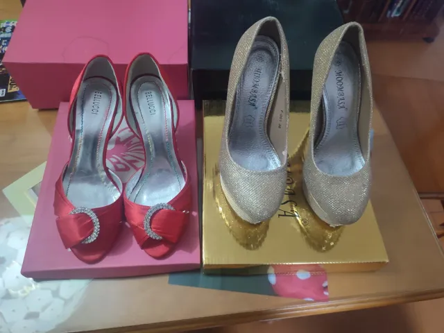 Zapatos de tacón dorados y rojos