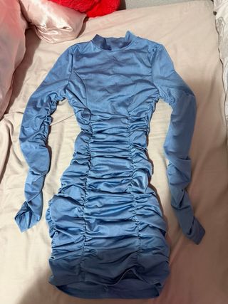 Vestido azul satinado fruncido