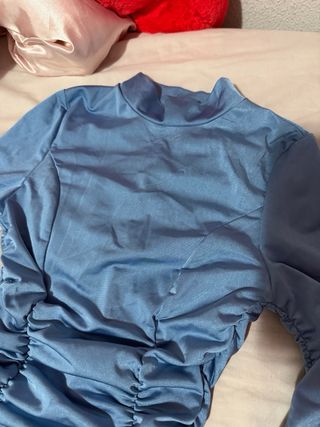 Vestido azul satinado fruncido