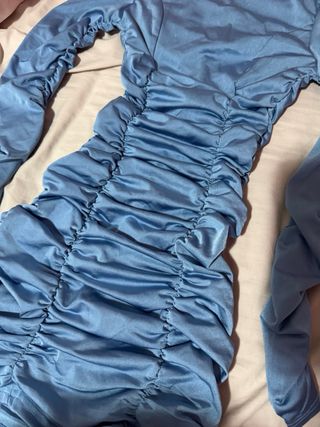 Vestido azul satinado fruncido