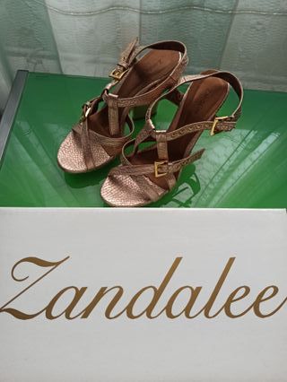 Sandalias de piel natural doradas y plateadas