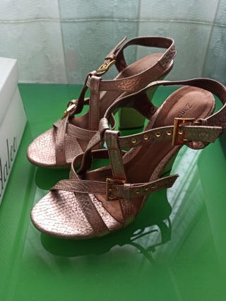 Sandalias de piel natural doradas y plateadas