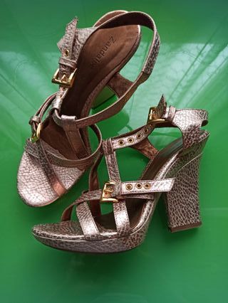 Sandalias de piel natural doradas y plateadas