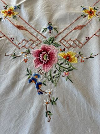 Conjunto Toalha de Mesa Bordada e 7 Individuais