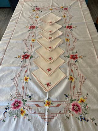 Conjunto Toalha de Mesa Bordada e 7 Individuais