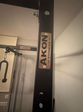 Rack de gimnasio con accesorios