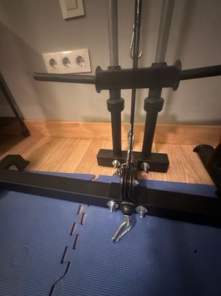 Rack de gimnasio con accesorios