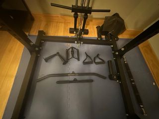 Rack de gimnasio con accesorios