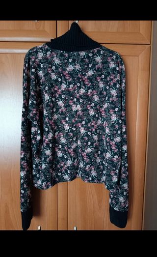 Jersey floral cuello alto