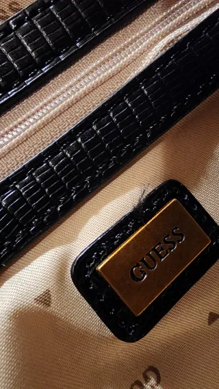 Bolso Guess Negro y Dorado