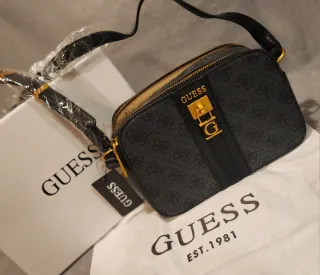 Bolso Guess Negro y Dorado