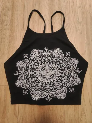 Crop top negro con mandala