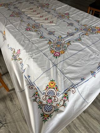 Toalha de mesa bordada a ponto cruz floral