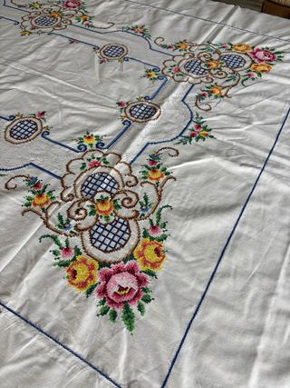 Toalha de mesa bordada a ponto cruz floral