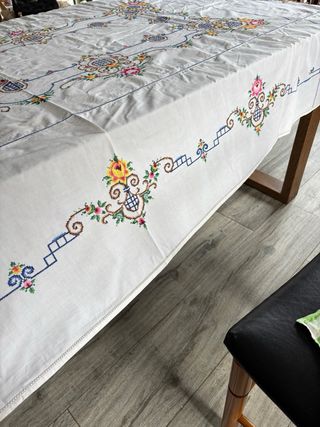 Toalha de mesa bordada a ponto cruz floral