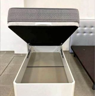 Canapé y colchón gris y blanco