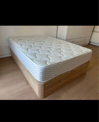 Canapé y colchón gris y blanco