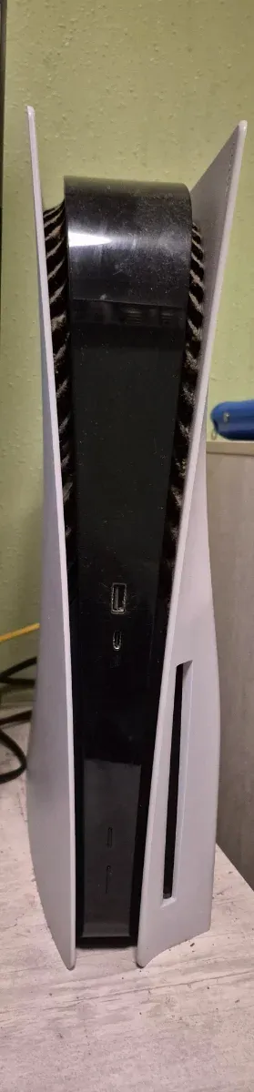 Consola PS5 con 2 mandos y FIFA 2025