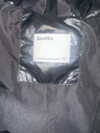 Cazadora Bershka efecto charol T.XS-S