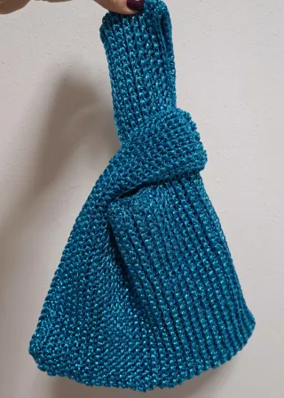 Bolso tejido a mano.