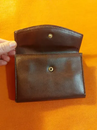 Monedero de piel marrón