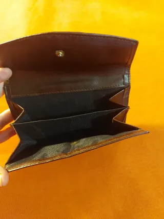 Monedero de piel marrón