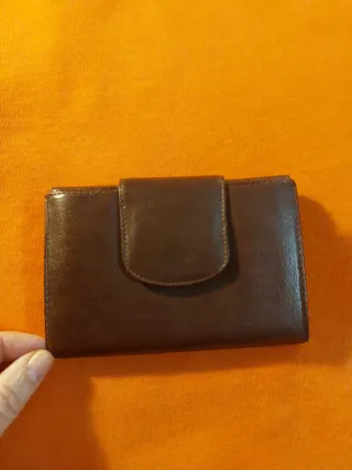 Monedero de piel marrón