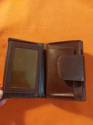 Monedero de piel marrón