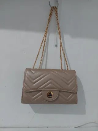 Bolso de mano beige con cadena dorada