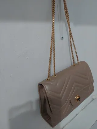 Bolso de mano beige con cadena dorada