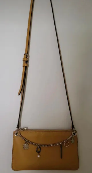 Bolso Tous dorado y amarillo con charms