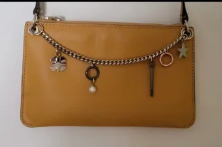 Bolso Tous dorado y amarillo con charms