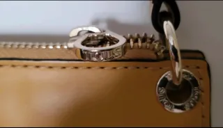 Bolso Tous dorado y amarillo con charms