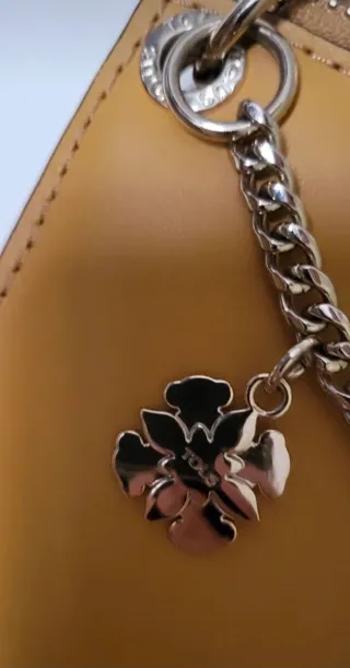 Bolso Tous dorado y amarillo con charms