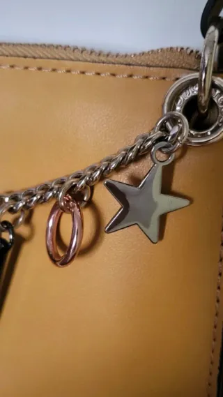 Bolso Tous dorado y amarillo con charms