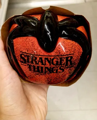 Tazza Stranger Things con miscela x bevanda calda.